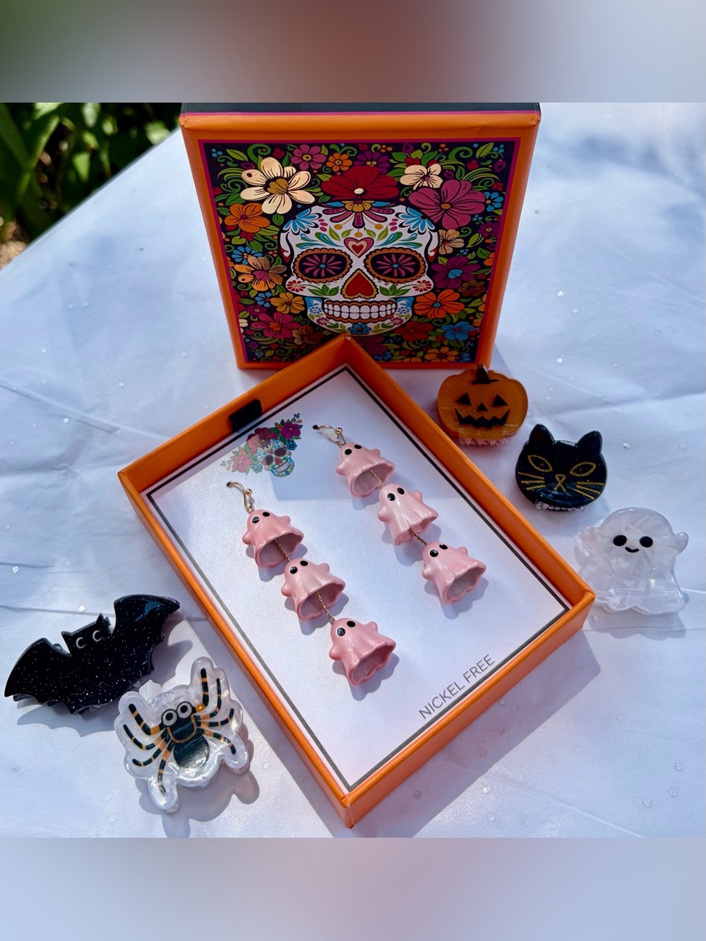 NIB BETSEY JOHNSON Pink Ghost Dangle Earrings and 5 mini hair claws 👻🕷️🎃🦇 - Picture 2 of 6
